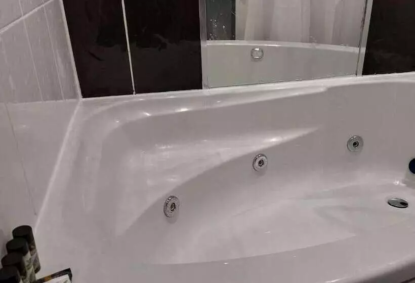 Residenssi 3 Bed House In Warrington
