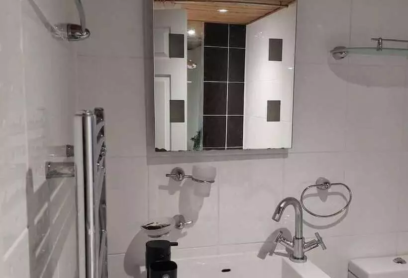 Residenssi 3 Bed House In Warrington