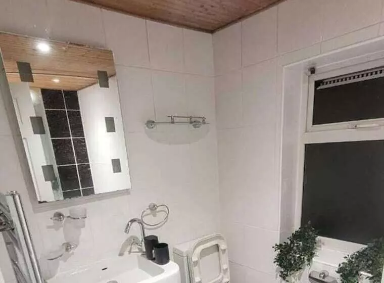 Residenssi 3 Bed House In Warrington