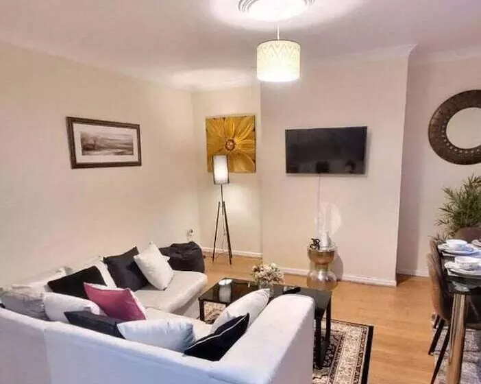 Residenssi 3 Bed House In Warrington