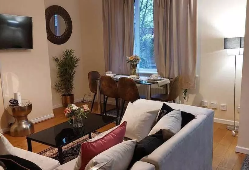 Residenssi 3 Bed House In Warrington