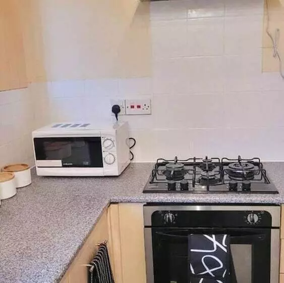 Residenssi 3 Bed House In Warrington
