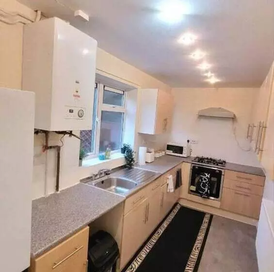 Residenssi 3 Bed House In Warrington