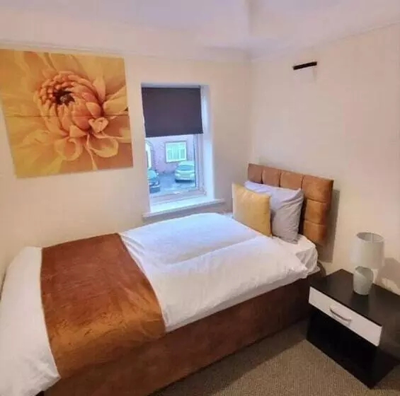 Residenssi 3 Bed House In Warrington