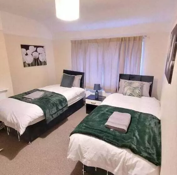 Residenssi 3 Bed House In Warrington
