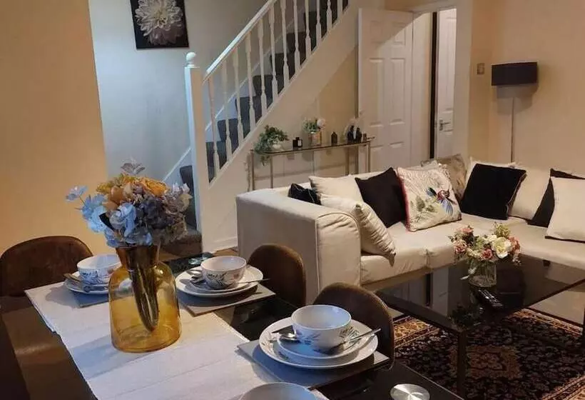 Residenssi 3 Bed House In Warrington