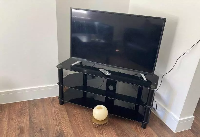 اقامتگاه Lovely 4 Bed House In Central Wolverhampton