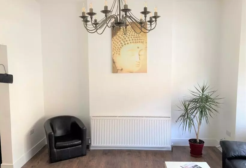 اقامتگاه Lovely 4 Bed House In Central Wolverhampton