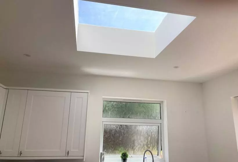 اقامتگاه Lovely 4 Bed House In Central Wolverhampton