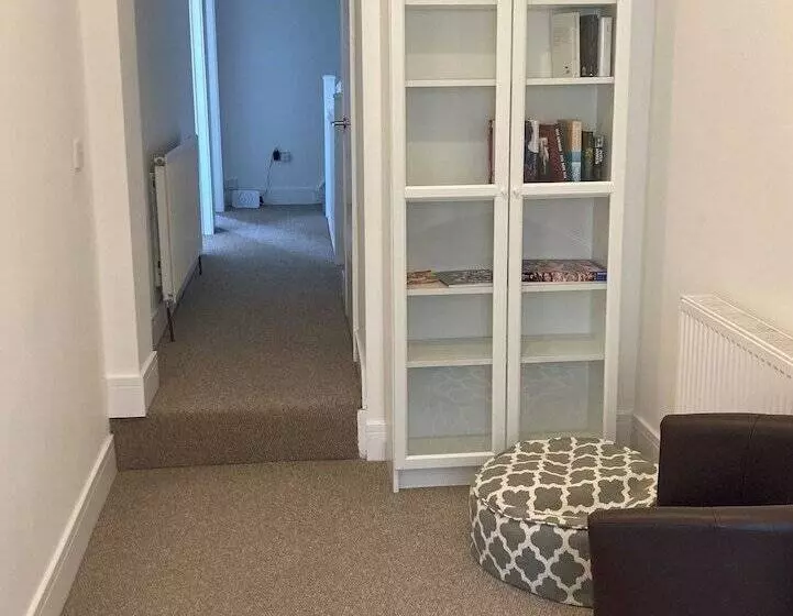 اقامتگاه Lovely 4 Bed House In Central Wolverhampton