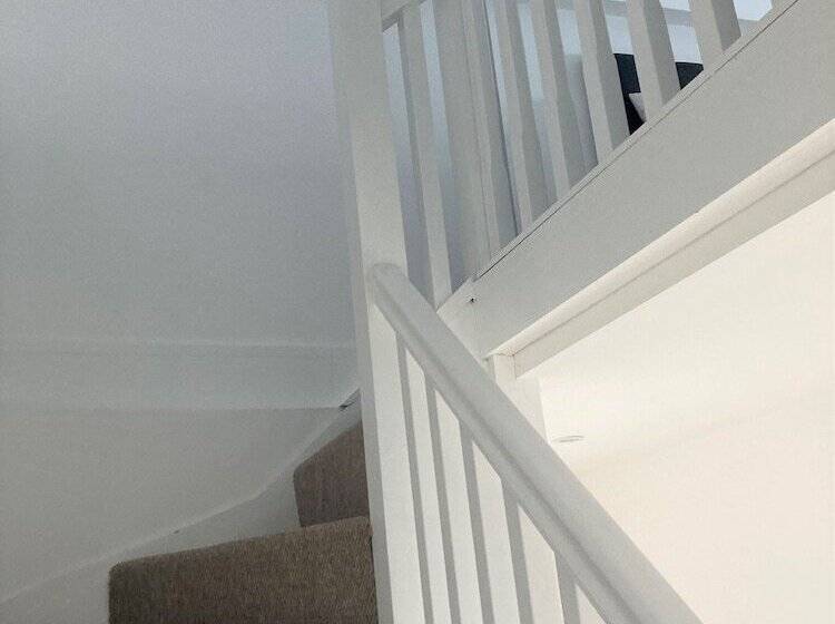 Residência Lovely 4 Bed House In Central Wolverhampton