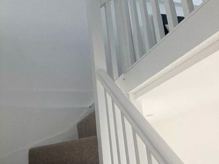 اقامتگاه Lovely 4 Bed House In Central Wolverhampton