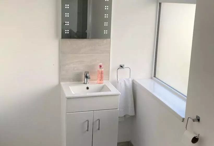 اقامتگاه Lovely 4 Bed House In Central Wolverhampton
