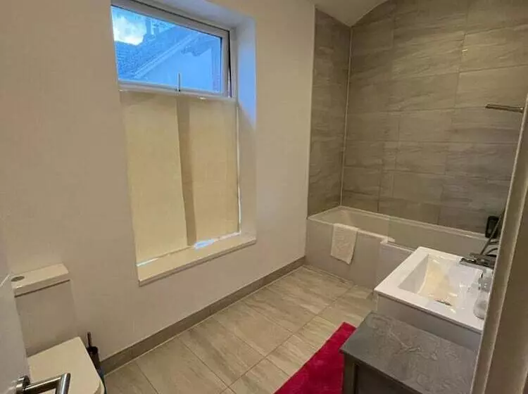 اقامتگاه Lovely 4 Bed House In Central Wolverhampton