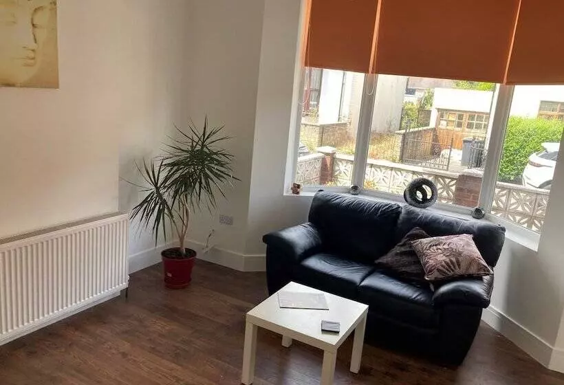 اقامتگاه Lovely 4 Bed House In Central Wolverhampton