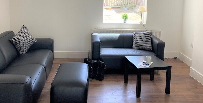 Residência Lovely 4 Bed House In Central Wolverhampton