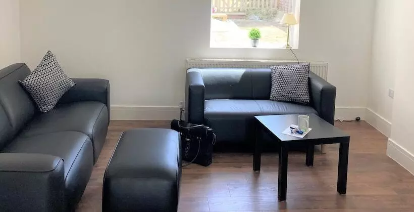 اقامتگاه Lovely 4 Bed House In Central Wolverhampton
