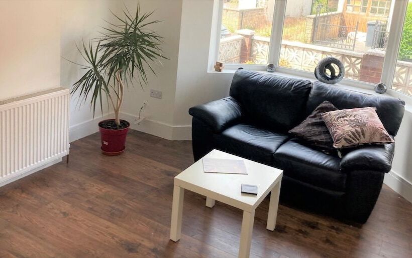 Residência Lovely 4 Bed House In Central Wolverhampton