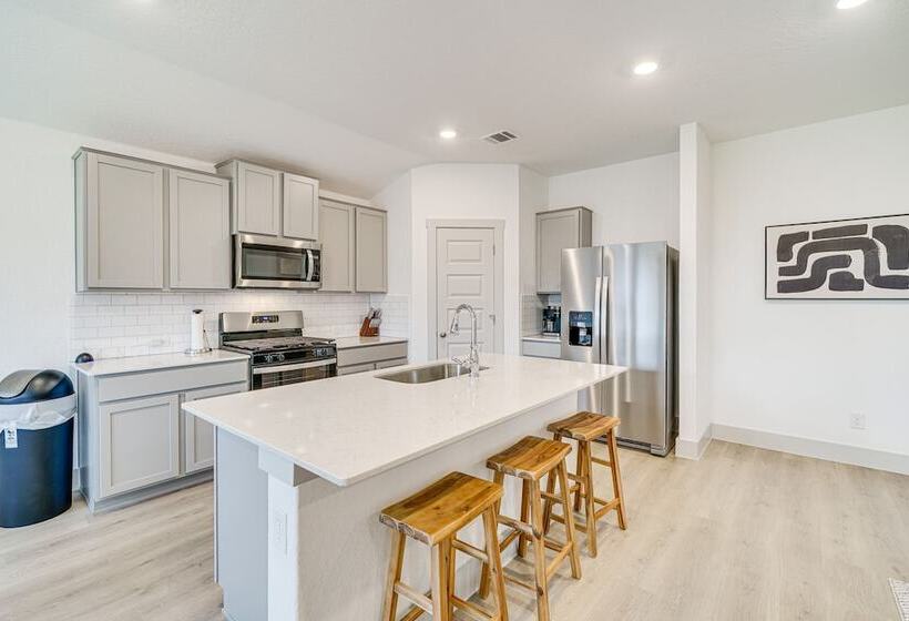 San Antonio Home W/ Fenced Yard: 5 Mi To Seaworld!