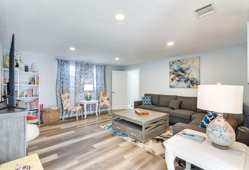 Seaside Retreat In Galveston Near Pleasure Pier!