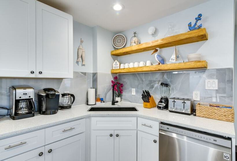 Seaside Retreat In Galveston Near Pleasure Pier!