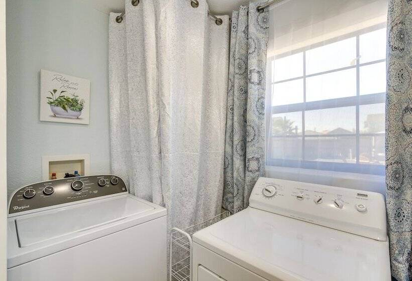 Seaside Retreat In Galveston Near Pleasure Pier!