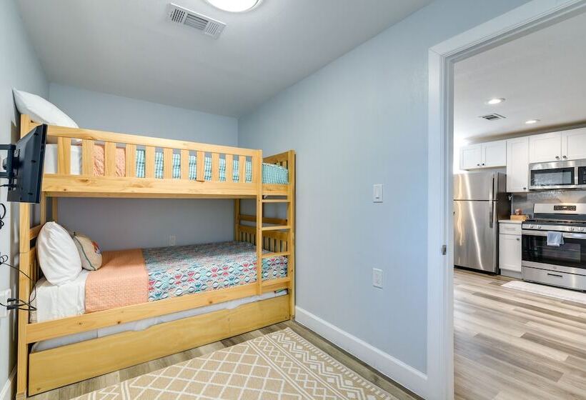 Seaside Retreat In Galveston Near Pleasure Pier!