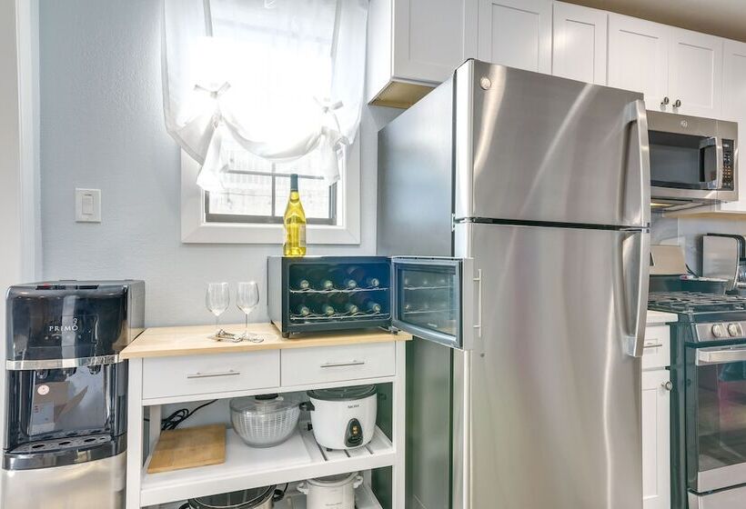 Seaside Retreat In Galveston Near Pleasure Pier!