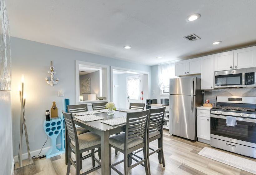 Seaside Retreat In Galveston Near Pleasure Pier!