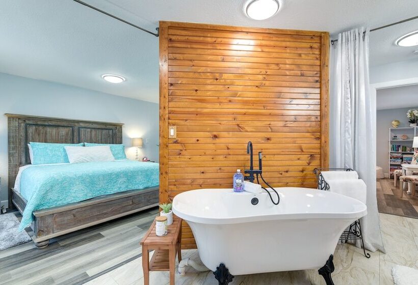 Seaside Retreat In Galveston Near Pleasure Pier!