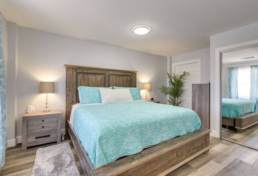 Seaside Retreat In Galveston Near Pleasure Pier!