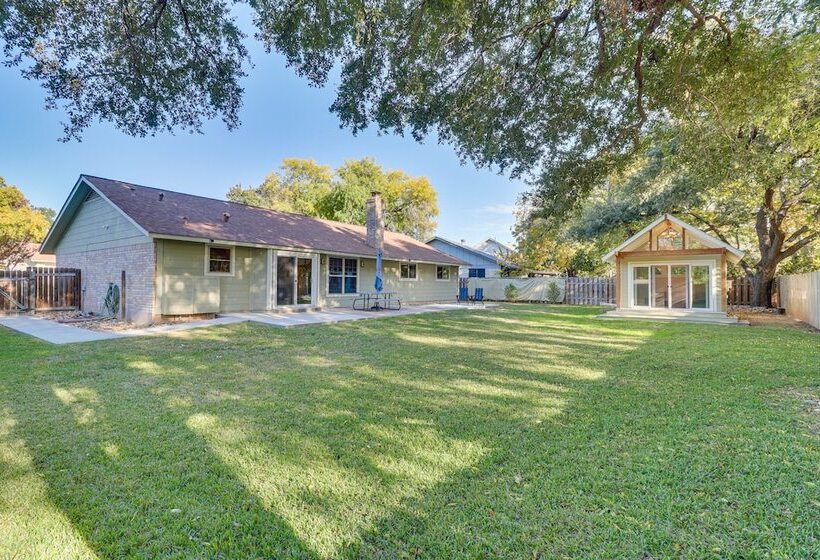 Texas Retreat W/ Patio, Fireplace & Fenced In Yard