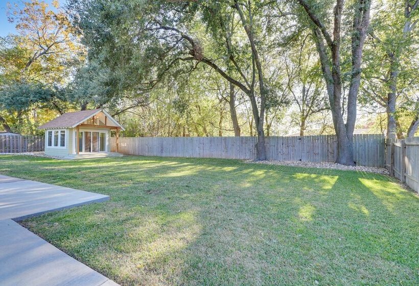 Texas Retreat W/ Patio, Fireplace & Fenced In Yard