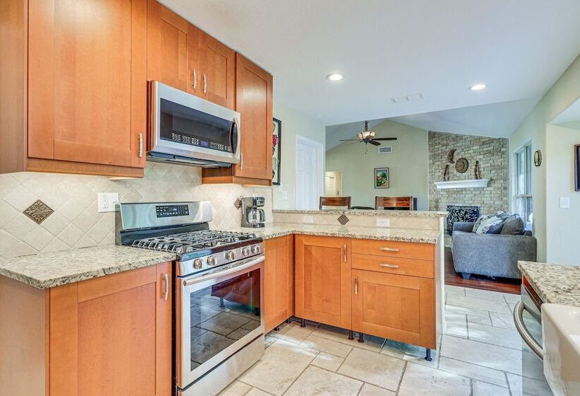 Texas Retreat W/ Patio, Fireplace & Fenced In Yard