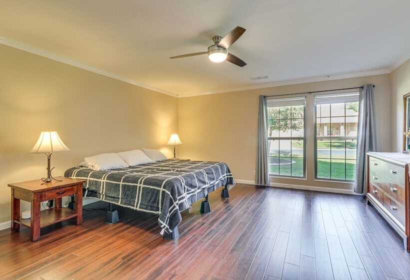 Texas Retreat W/ Patio, Fireplace & Fenced In Yard