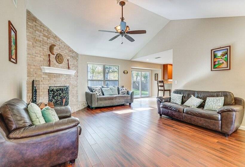 Texas Retreat W/ Patio, Fireplace & Fenced In Yard