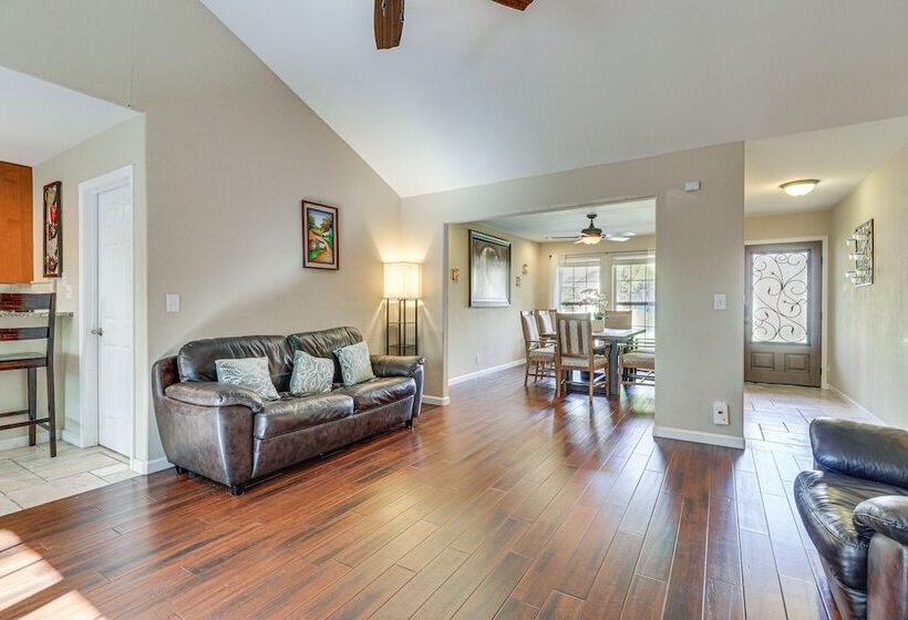 Texas Retreat W/ Patio, Fireplace & Fenced In Yard