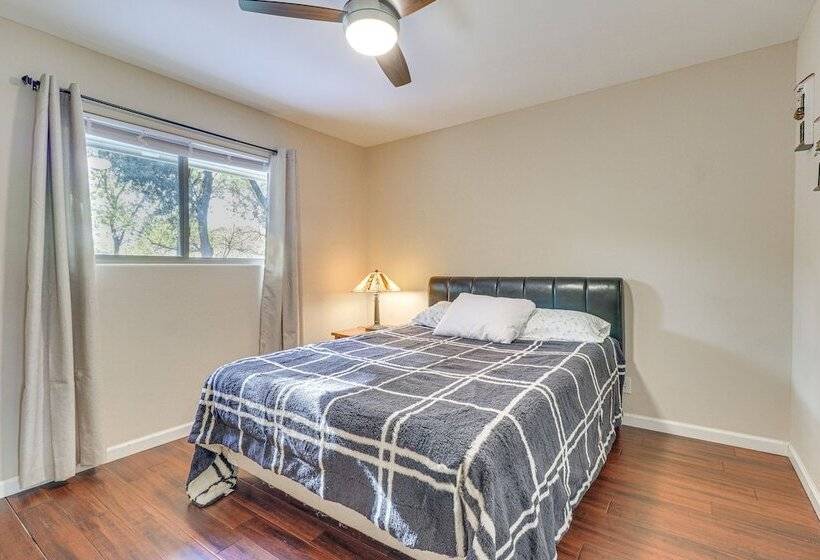 Texas Retreat W/ Patio, Fireplace & Fenced In Yard