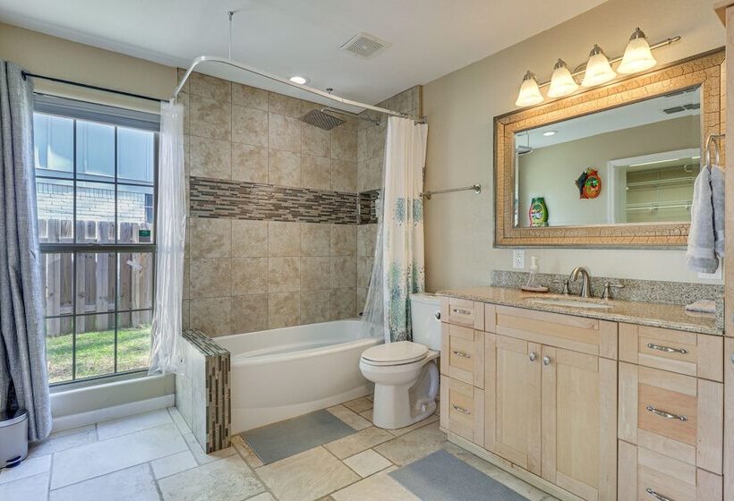 Texas Retreat W/ Patio, Fireplace & Fenced In Yard