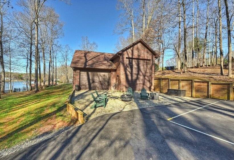 Winding Down By Avantstay Sleeps 20 + Dock, View