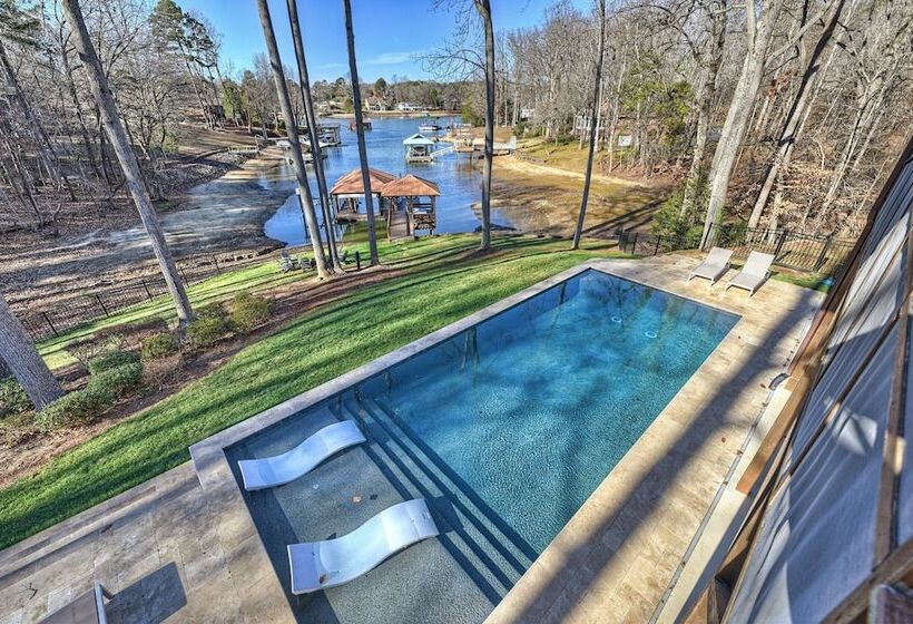 Winding Down By Avantstay Sleeps 20 + Dock, View