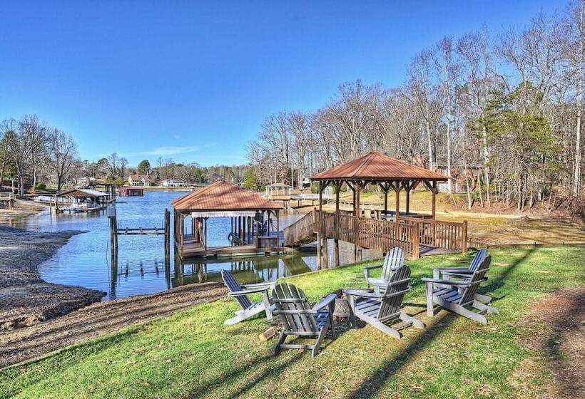 Winding Down By Avantstay Sleeps 20 + Dock, View