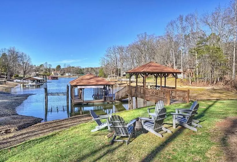 Winding Down By Avantstay Sleeps 20 + Dock, View