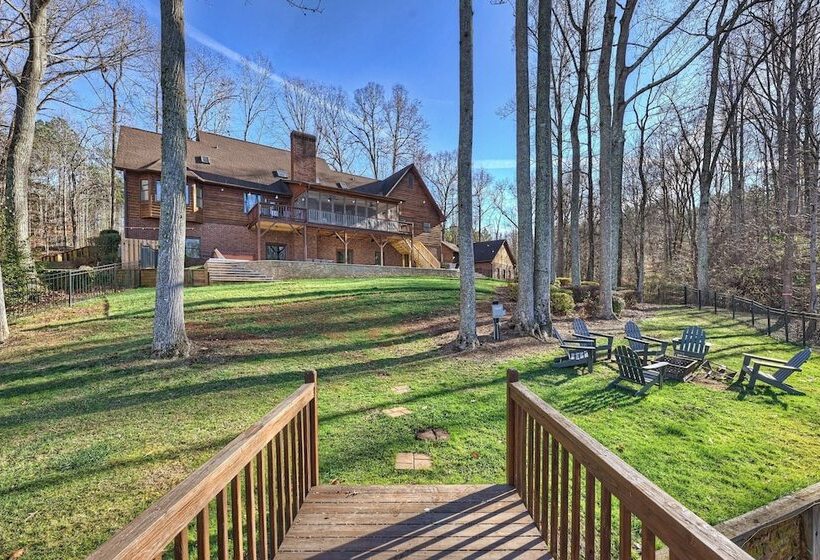 Winding Down By Avantstay Sleeps 20 + Dock, View