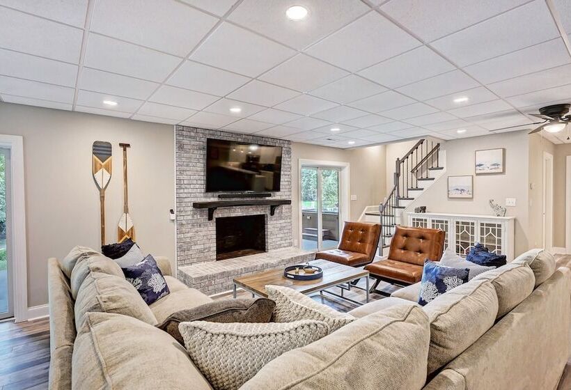 Winding Down By Avantstay Sleeps 20 + Dock, View