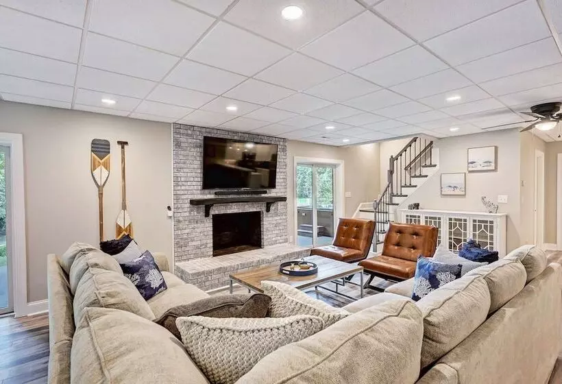 Winding Down By Avantstay Sleeps 20 + Dock, View