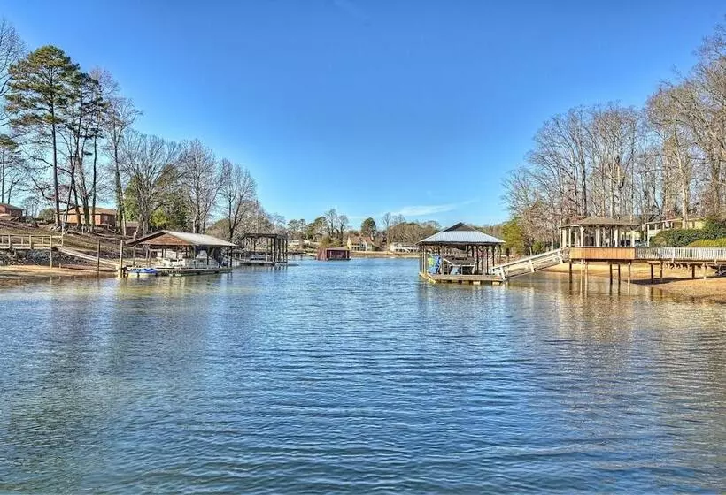 Winding Down By Avantstay Sleeps 20 + Dock, View