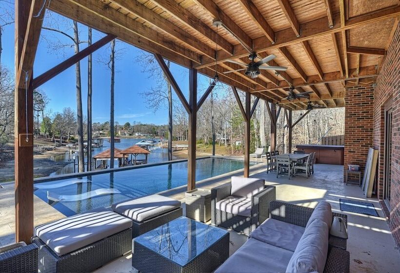 Winding Down By Avantstay Sleeps 20 + Dock, View