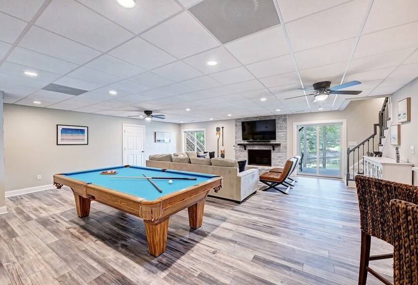 Winding Down By Avantstay Sleeps 20 + Dock, View