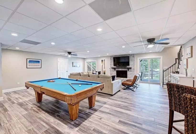 Winding Down By Avantstay Sleeps 20 + Dock, View